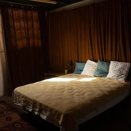 Local 6 Bed & Breakfast *